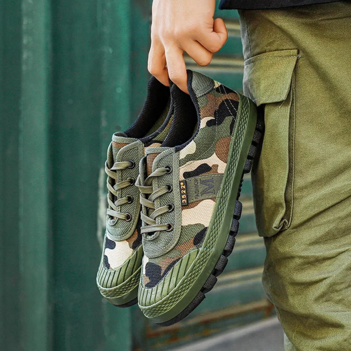 Men's Printed Low Top Lace Up Grip Sneakers