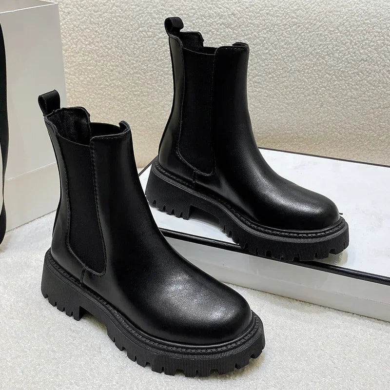 Women's Heavy-Tread Pull-On Chelsea Boots - Black